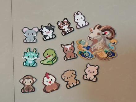 我也要赶这个偏心版12生肖的热度哈哈哈 正好把之前拼的两个版本用上了 前后加起来 我已经是第三次用这个音乐了
#拼豆 #拼豆图纸 #十二生肖拼豆 #十二生肖偏心