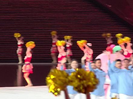 #粤港澳代表团同场入场引爆全场 2025年11月9日晚,第十五届全国运动会开幕式在广东奥林匹克体育中心盛大举行。作为本届全运会东道主,粤港澳三地代表团同步入场,现场掌声雷动、气氛热烈。三地携手共启体育盛会,展现“一国两制”下的湾区力量与团结共融的新篇章。