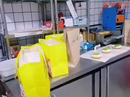 炸鸡汉堡店所需设备3000就能搞定?老板娘教你花少钱开好店! #炸鸡 #小本创业 #创业正能量