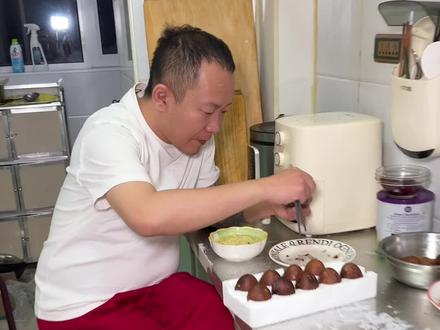 蛋黄爆油,蛋清不齁咸,先腌后烤,多了一种果木烤香味儿,每个都是特大号的烤鸭蛋,蛋黄老大了太香了!