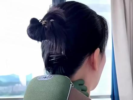 这年头,谁还花钱去按摩店按摩?现在都用这种极点魔术手按摩仪了,在家就能享受大师级别的按摩!仿真的手掌设计,加上热敷功能,就跟真人按摩一样舒服,随时随地都能来上一回#肩颈按摩器 #仿人手按摩仪 #颈椎按摩器 #按摩放松 #居家好物