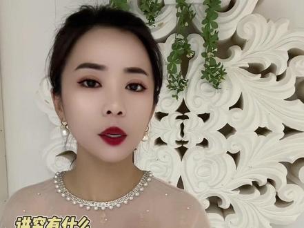 #定陶鸿运楼
#婚礼堂
新娘回门的八大讲究有什么?
第一,三天回门,结婚的当天啊算第一天,第三天回门。
第二,三天不走两条路,回门和接亲要走同一条路线。
第三,最好是在10点前到达娘家,这个时候是回门的吉时,
第4,回门时不能带男方的父母及亲友。
第5,就是好女不穿嫁时衣,回门不能穿结婚的婚纱和礼服,回门的衣服要是新的,没穿过的,并且有男方购买。
第6,三天回门四样礼,回门带的礼物一定要有烟、酒、糖、茶,而且礼物一定是双数,寓意着夫妻成双,百年好合。
第7,回门当天最好不要留宿,天黑之前一定要返回新房。第8,新人在离开女方家门的时候,女方的父母一定要为女儿准备一些回门的礼物,寓意着带福。