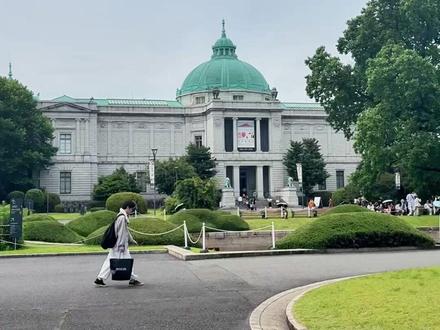 打卡东京国立博物馆,我国的文物居然更多瑰宝在日本? 一、超干货预约交通指南(30秒)
预约 & 门票:
常规展:成人50元,现场自助机直接买,不用预约!
特展:需官网提前订“日期时段票”,2400日元左右,切记周一闭馆
免票人群:高中生以下、70岁以上、残疾人+1名陪护(带证件)
交通:
JR上野站公园口出,步行10分钟穿越上野公园,樱花季超浪漫
地铁党:银座线/日比谷线“上野站”7号口,或京成电铁“京成上野站”,步行15分钟
🧭怎么逛
首冲东洋馆(1.5小时)
为什么先来? 早场人少!这里90%是中国文物,从北魏佛像到敦煌壁画,震撼到失语……
必看亮点:
✅ 1楼中国佛像馆:云冈石窟佛头、唐代十一面观音像(心碎又骄傲😭);
✅ 3楼青铜器&玉器:战国瓦当、商周祭祀鼎,刻着汉字的老祖宗智慧;
✅ 4楼石刻区:汉墓画像石,细节比教科书生动100倍39!
转战本馆(1.5小时)
看什么? 纯正日本国宝!按时代顺序从绳文陶器到浮世绘:
✅ 1楼刀剑厅:江户武士刀寒光闪闪,国宝级刀鞘镶金;
✅ 2楼屏风画廊:金箔《松林图》绝美,桃山时代审美天花板;
✅ 庭院小憩:本馆后日式庭院必去!池水倒映百年松,治愈值拉满
#博物馆 #东京国立博物馆 #日本