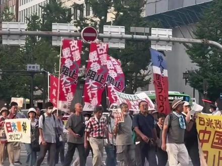 冲绳长崎两县知事
反对高市早苗修订“无核三原则”
“作为核爆受害地这完全无法接受”
日本冲绳、长崎两县知事当地时间11月17日分别就日本首相高市早苗拟修改“无核三原则”的动向表示强烈反对。冲绳县知事玉城丹尼在接受媒体采访时说,日本是唯一遭受原子弹轰炸的国家,如果修改“无核三原则”、背离废除核武器道路,国民绝不会接受。长崎县知事大石贤吾当天表示,日本政府长期以来坚守“无核三原则”,修改这一原则是明显的“逆行”,对于核爆受害地而言完全无法接受。“无核三原则”指不拥有、不制造、不引进核武器。这一原则于1971年在日本众议院全体会议上获得通过,成为日本政府关于核武器的基本政策。(据央视军事 剪辑 叶海玲)