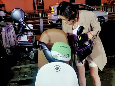 这种感觉已经很久没有碰到了。美女,过来修车的。看了这款车配置和颜值,就再也走不动路了。无论如何都要让自己老公把它买下来。拉斐mico#爱玛全球超受欢迎的电动车 #新国标电动车 #好车不贵经济实惠 #诚信经营 #现场实拍