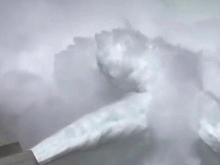对冲消能:在大坝两侧分别布置一组泄水孔,使两侧水流在空中对冲,消耗大量动能,减轻对下游河床的冲刷。