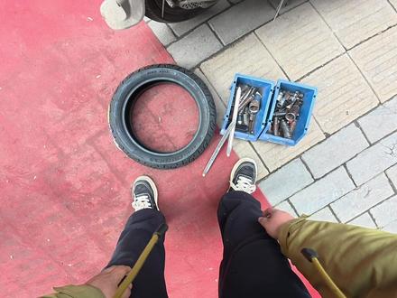 各位九号车主都是装什么轮胎,评论区留言#第一视角 #电动车维修 #九号电动 #米其林轮胎 #我要验牌