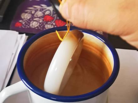 科普时间:好友花费6000元给老婆买了一个手镯做为生日礼物,卖家说是新疆和田玉且末糖白料,委托我把下关。
简单科普一下和田玉的基本常识:透闪石(直闪石)成份大于95%的毛毡结构玉石,密度2.9~3.1克/立方厘米,折射率1.6,硬度6.0~6.5(钢刀或玻璃划后无痕)…
该手镯经我非精准测试后,指标如下:密度2.74,硬度3(可轻松留下刀痕),折射率1.5,肉眼结构为平行条带状…
可基本断定为:染色的阿富汗玉(阿料),属碳酸盐质玉,无任何收藏价值。
最后交待一点:市场上是无漏可捡的,真正的且末糖白手镯,尤其是达到这种半山(糖)半水(白)品质的,市场价起步五万以上。
问题来了,我是否该如实的告之好友真相?