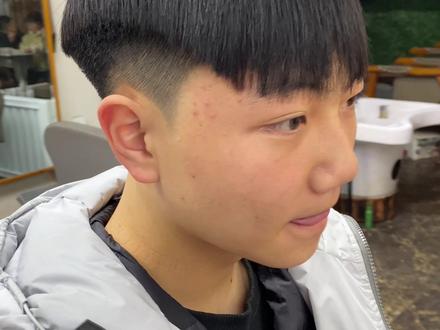 #零基础学剪发教程 飞机碎盖剪发,第一视角技术分享,不知道现在小孩为什么要剪这发型,我以服务客户满意为宗旨!希望以后不要再有让我剪这款发型的小朋友!我接受不了#发型