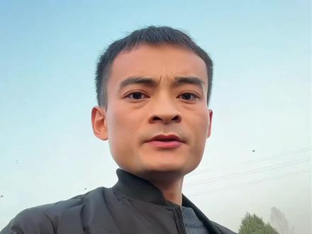 网络人物志第51期气质哥,上午站岗,下午拉车,白天打电话,晚上唱小曲,一人俩赛道,站着就把钱给挣了#搞笑 #人物故事 #气质哥 #抽象 #南充坤哥