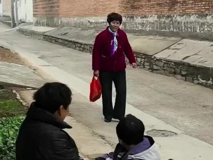 #上热门 现实生活中钱越捎越少,话越捎越多,是这样吗?俺村村东头死了一只羊,传到村西头就是死一个娘……#我的乡村生活 #原创视频 #乡村邻居那些事儿#抖音二创激励计划