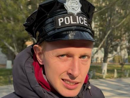俄罗斯旅行:遇到警察罚款怎么办?我教你!
最近很多朋友跟我说,来俄罗斯旅行时遇到警察“要钱”,从几百到几千都有。
其实大多数情况是因为大家不了解流程,被吓到了。
今天我把最实用的应对方法 一次讲清楚👇
只要你做到:冷静 + 合法 + 不随便给现金,基本不会有问题。
📌 重点内容包括:
1️⃣ 中国游客现在合法免签 30 天(2025.9.15—2026.9.14)
2️⃣ 俄罗斯罚款不能当场现金支付,必须走官方渠道
3️⃣ 遇到问题可以 要求开正式罚单
4️⃣ 你有权 拍摄执法过程
5️⃣ 必要时可联系 中国使领馆
6️⃣ 警察一般不会对游客采取强硬措施,不要慌张
希望这条视频能帮到正在规划俄罗斯旅行的你💬
如果有更多俄罗斯旅行想了解的内容,也欢迎留言告诉我!
#俄罗斯旅行#旅行安全指南#出国提示#俄罗斯旅游#中国游客注意