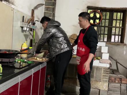 海哥与阿龙比赛做菜,看看哪一方能更胜一筹,开心跳起来恰恰舞