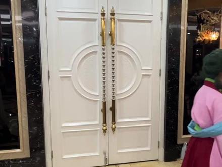 【法国赌神】我在漫展还原赌神出场 感觉这次漫展弄开门这个动作,比安琪拉开门还难₍₍ (̨̡ ‾᷄ᗣ‾᷅ )̧̢ ₎₎#COS #赌神 #法国赌神 #漫展 #我要验牌