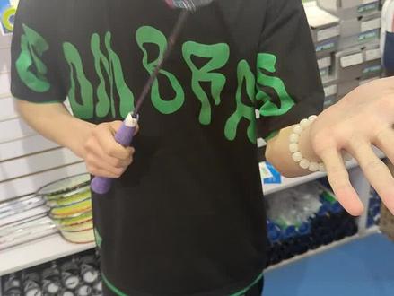 大学生也会穿线了吗,穿的咋样你们来看看细节,胜利龙牙之刃第二代#李梓嘉#穿线#大学生#羽毛球#抖音小助手@
