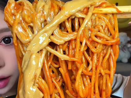 干拌麻酱螺蛳粉!!有人懂吗!!浓浓的六必居花生芝麻酱裹上浓郁爆辣的螺蛳汤底,巨香!巨浓!巨辣!!真的好吃疯!#李子柒螺蛳粉 #干拌麻酱螺蛳粉 #太好吃了 #速食美食 #妈呀太香了
