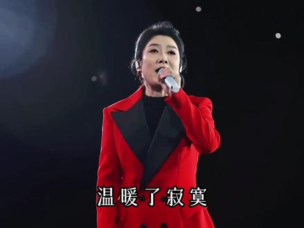 “是谁在唱歌 温暖了寂寞”凤凰传奇杭州演唱会前排视角实拍!
#凤凰传奇 #玲花 #曾毅 #凤凰传奇杭州演唱会 #自由飞翔