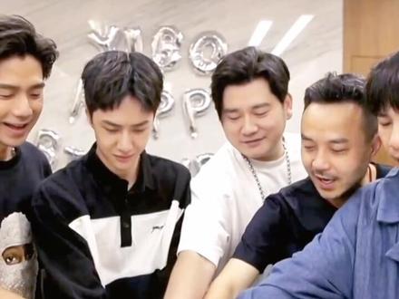 #天天向上12周年 天天兄弟也提前在后台给一博准备了生日惊喜~~🎂