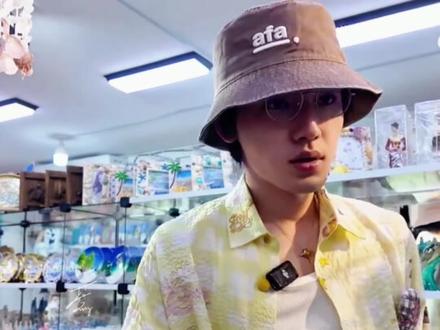 一细看,全是亚轩对耀文的偏爱 没有称呼的“拿着啊”,特别最后给你礼物的腔调,全是对你的偏爱#文轩 #碗盆 #cp #刘耀文宋亚轩