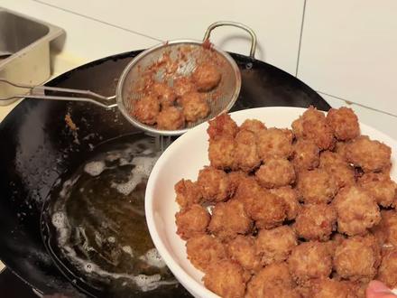 可以说每个湖北人家里备年货时都会炸肉圆子,毕竟湖北人不管是酒席还是吃团年饭,都少不了一道需要肉圆子的全家福。有和我一样喜欢吃肉圆子的家人快快来报道吧。#肉圆子 #全家福 #炸丸子 #分享家乡美食