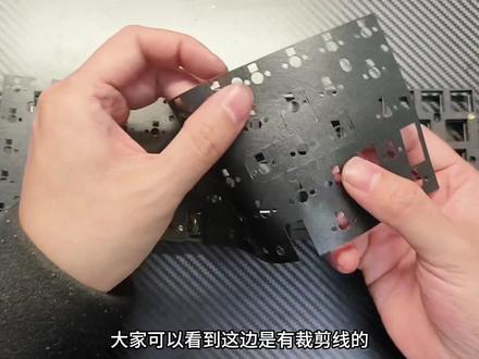 美加狮nano68拆解安装教程加装键盘工坊声音包效果展示 顶配5件套
井上poron全套
夹心棉:日本井上poron le20 厚度3.5
底壳棉:日本井上poron le20 厚度2.5(刚好)
轴下垫:8倍发泡ixpe 厚度0.5(精密开孔)
声优垫:pet材质不开灯孔
封包膜:背膜贴在电路板背面(切勿撕反)
安装方法及顺序:
1用螺丝刀拆解外壳取下原装填充
2从上到下的顺序为:定位板-夹心棉-轴下垫-声优垫-电路板--整张背膜(完成封包)-底壳棉-底壳
注意事项
1磁轴键盘定位板需要上螺丝固定
2底壳棉主要适用于nano68外壳#机械键盘 #游戏外设 #教程 #美加狮 #nano