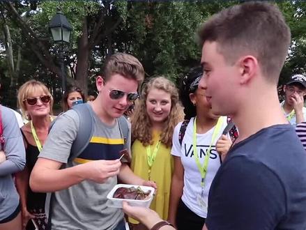 外国人第一次吃猪血,尝完后才被告知是猪血,整个人直接懵了! #中国美食 #文化输出 #老外真会玩 #搞笑老外