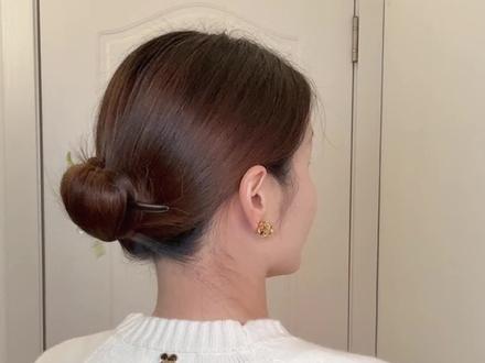 新年就要扎新发,中短发简易版国风汉服发型
中短发解锁日常穿汉服发簪盘发,新的一年汉服会大崛起,先准备好发型到时候扎吧~
宝宝们元旦快乐!#抖音生活观察计划 #中短发发型 #汉服发型 #发簪盘发 #国风发型 @DOU+上热门