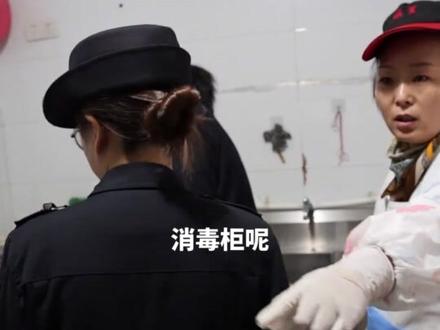 近日,上海徐汇区市场监管局对网红餐饮店“明呈黄鱼面馆”开展突击检查,执法视频引发热议。该店招牌黄鱼面售价55元至百元不等,曾是博主、游客打卡点。检查中发现其后厨脏乱不堪:地面厚重污垢、消毒柜未启用、调料罐污黑,且存在使用变质番茄、过期豆制品等问题。目前市监局已立案调查。网友纷纷呼吁严惩食品安全隐患,强化餐饮行业监管。