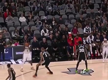 胖虎:打文班亚马就这么打,大家学会了吗。#文班亚马 #锡安 #鹈鹕vs马刺