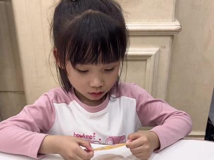 到底谁发明的这么有创意的#儿童手工树叶画,我女儿一玩就是大半天,锻炼动手能力耐心,#让孩子远离手机#在抖音入手的好东西