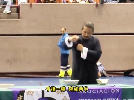 大师在国外表演弹指神功,两根手指就能轻松碎碗,老外都长见识了 #大师 #金家洲 #功夫 #武术 #碎碗
