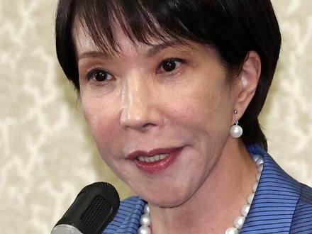 #日本首个女首相 【#高市早苗当选首相 】在21日举行的日本众议院首相指名选举第一轮投票中,自民党总裁高市早苗获得过半票数,事实上当选日本第104任首相。高市现年64岁,是日本右翼政客代表人物之一,在去年自民党总裁选举决胜轮中败给石破茂。她主张实施更加积极的财政政策,并提高防卫开支。(来源:央视新闻)