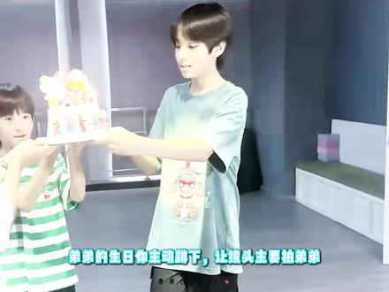 “你可以永远相信王橹杰” 因为有王橹杰的存在 才会出现这么多温馨美好的画面 他对待任何人都是真诚的 他的外貌只是他的加分项 真正让我停留的是他的内核和他的性格底色
#王橹杰 #养成系 #时代峰峻 #TF家族 #橹队