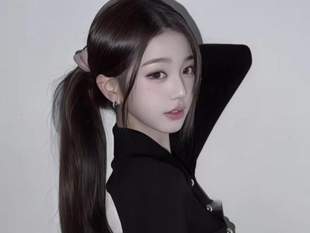 (二编:宝贝们我更新了!)你们曼不曼妙我不知道啊,反而呢,张元英的胸部很狂野 屁股很坚挺 腰身很曼妙 长得很惊天动地,灵动又可爱,性格鲜活又真实,藏着独属于她的俏皮与甜软还有几分童趣的娇憨。她的肌肤白皙如瓷,蓬松的卷发微微蜷曲,搭在脸颊旁,发梢的棕调柔和又显气色,恰好修饰出小巧的脸型,而圆框眼镜轻架在鼻梁上,镜片后的眼眸清澈又明亮,像盛着一汪清泉,带着灵动的光,微微嘟起的嘴唇粉粉嫩嫩,勾勒出娇俏的弧度,无需刻意的摆拍,却把自然又甜美的模样展现得淋漓尽致,这种浑然天成的可爱,不是刻意营造的娇柔,而是从眉眼到神态都透着的鲜活与灵动。她的侧脸的线条尤为惊艳,挺翘的鼻梁勾勒出利落的光影,唇瓣像春日枝头初绽的桃花,眸子里盛着清浅的光,既有少女的娇俏灵动,她那头被微风轻拂的长发,衬得美妙的侧脸线条格外精致柔和,她的眉梢眼角藏着的灵动,像揉碎了的星光落进眼眸,仿佛连时光都愿意为这瞬间慢下来。她的肤色白皙透亮,气质鲜活又温柔,仿佛她本身就是冬日里的一抹暖阳,自带治愈人心的力量。更动人的是她身上那份浑然天成的气质,既有少女的灵动娇俏,又有独属于自己的从容淡然。她的每一处细节,从微抿的唇畔到轻抬的手腕,都美的恰到好处
#热门 #张元英 #谢咩蒙