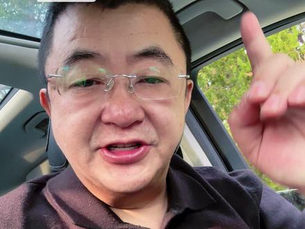 社交场合,最忌讳的就是心直口快、有问必答! 记住一句话:别回答别人的问题,要回答别人的目的。
酒局上大哥的试探、朋友的 “求助”、职场的站队、亲戚的攀比,
每一句提问背后,都藏着不简单的心思。
普通人听声,高手听音,看不懂话外音,只会处处踩坑。
教你 4 个高频场景避坑技巧,听懂话外音、守住底牌,
在江湖上站稳脚跟,少走 10 年弯路。#社交技巧 #酒局 #处世智慧 #个人成长 #沟通