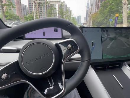 小伙买了新款智界S7,停车后发现后面有小米su7,都有7谁更帅