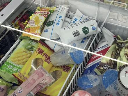 163/87斤|生活化减脂一日吃练 🥣百香果番石榴魔爪|跟黑白的相比,这个热量高得有点没必要,还是更喜欢喝黑白的
🥣酸奶荞麦片|我知道这个酸奶是有糖的,但不妨碍组合起来依旧是很清爽的一顿早餐
🥣冰淇淋红薯|皮真的很难剥,不过确实够干够粉
🥣鸡腿雪糕|红薯雪糕法yyds!!!
🥣荞麦面|爱杂杂这个圆柱荞麦面很劲道,有些荞麦面感觉就是上了个色,口感真有点一言难尽…
🥣蓝莓优酸乳|优酸乳其实热量挺低的,但是糖分高,很神奇,打算仔细复习下高中生物研究原理
🥣报喜蛋蛋糕|这么厉害的东西真的没有人说吗?!从外表上和鸡蛋完全没有差别,甚至里边的陷都是尽可能去还原的,永辉也太低调了🥹
🥣菊花茶|低卡但是容易喝上头型,不太适合搭配重口味的食物
✅爬坡1h+跑步3km
——
略微低卡低脂地吃了一天后整个人都不胃胀了(除了收尾那个蛋其实不该吃)
我觉得健康的生活习惯体验下来体感是很舒适的,但不知道为什么会让人缺乏重复的动力,可能还是因为缺乏刺激就容易让人忽略掉这种平淡的幸福吧。打算再研究一个能轻松重复健康生活的小技巧,感兴趣的宝宝们可以蹲蹲🫰🏻
#小基数减脂 #生活化减脂 #热量指南 #减脂餐 #一天吃什么