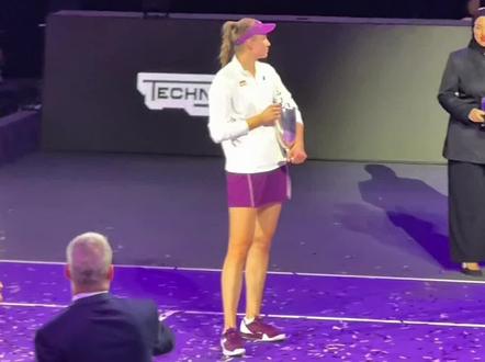 抓马:WTA年终总决赛莱巴金娜夺冠,硬刚WTA总裁,拒绝合影。