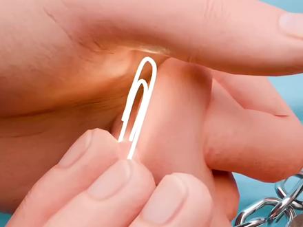 你知道怎么解开手铐吗?