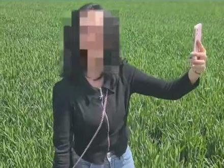 “别人能踩,为什么我不能踩?” 麦田 “村咖” 成顶流,麦子却被疯狂踩踏,网友直呼太心疼!(记者:梁文珂 杨豪雨 责编:梁龙 审核:曾春满)