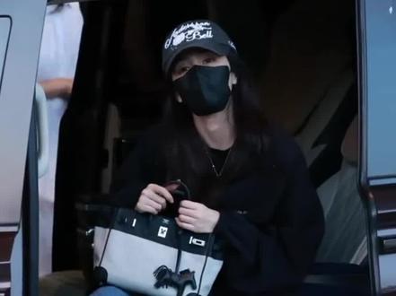 跑男录制现场暖心一幕 白鹿被粉丝合唱深深打动 #白鹿被粉丝合唱戳中 #白鹿 #奔跑吧白鹿 #白鹿粉丝合唱 #小小的 @DOU+上热门 @热点小助手 @DOU+小助手
