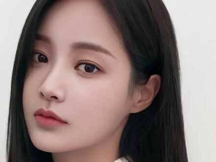 最让人心动的女星:李研雨
李妍雨,原名李多斌,是韩国娱乐圈的一颗璀璨新星。她出生于1996年8月1日,自幼便热爱唱歌与舞蹈,这份热爱驱使她不断进取,最终在韩国女子组合MOMOLAND中崭露头角。
李妍雨不仅拥有出众的颜值,更是组合中的颜值担当,每一次的舞台表演都让人眼前一亮。她的歌声甜美动人,舞姿优雅迷人,吸引了无数粉丝的喜爱。除了歌唱与舞蹈,她还涉足演艺圈,参演了多部电视剧,展现了不俗的演技。
然而,李妍雨的名字也曾与李敏镐等韩国知名男艺人联系在一起,尽管绯闻恋情并未得到证实,但这也让她的名字更加为人所知。面对媒体的压力,她始终保持着积极乐观的态度,默默努力,用实力证明自己。
#李妍雨 #大长腿美女 #美丽俏佳人 #心动女生 #御姐范儿