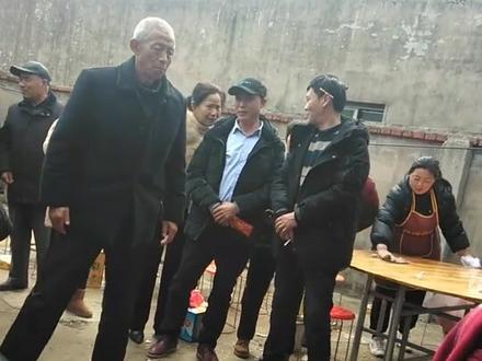 外婆崇信西方文化,不受跪拜礼,中国礼仪之邦,外婆的姨侄儿(外婆大姐的儿子)给外婆行拜寿大礼,难得一见,值得后辈学习!