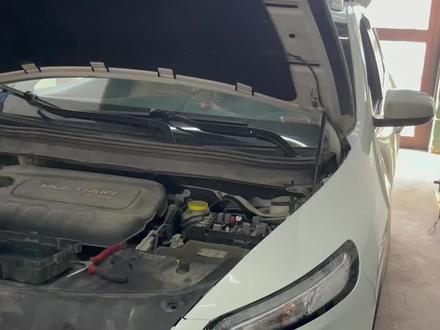 #汽车保养与维修
检修吉普自由光电子手刹故障