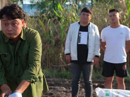 第三十二集 兄弟来窜忙,地头迷了茫。转身想要走,手套递上手。#原创搞笑 #农村 @抖音小助手