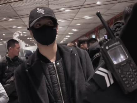 一个成熟男人的魅力在于他解决问题的态度和能力#近距离看明星 #严浩翔 #机场 #帅哥 #路透