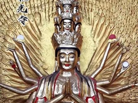 千年古刹寂光寺 寂光寺,又名古井寺,位于四川省大英县蓬莱镇古柏办事处龙归山下。寺始建唐贞观年间,明洪武三十二年、正统八年及弘治十三年由住持原义主持重修,明末清初毁于战火。清代历经康熙五十五年、道光二十三年两次扩建,形成现存四重堂格局。1992年由蓬溪县人民政府公布为县级文物保护单位,1998年经大英县人民政府批准开放为宗教活动场所,2012年被列入四川省第六批省级文物保护单位。该寺占地面积25600平方米,建筑面积1854平方米,现存魁星楼、弥勒殿、大雄宝殿、金轮殿等明清建筑群。金轮殿内置明正统八年(1443年)建造的八角木轴金轮车,高8米、直径4米,可容纳38人转动。寺内保留隋唐建筑基址及石刻碑刻,弥勒殿存有清代彩绘天花板与三幅壁画。现存古井、古柏、古银杏构成“三古”景观,后山筑有石围墙形成园林布局。 #马上入川蜀你好玩 #遂宁邀您来过年 #遂宁文旅 #四川文旅 #大英县