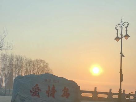 《庙堂之外》,是电影《长安的荔枝》片尾曲。
这首歌写出了一个普通人的挣扎和坚守,不追庙堂功名,只守内心月光;不仰仗谁,不投靠脏,无愧天地 。
平凡人哪怕无名,也值得被致敬;哪怕渺小,也有自己的光 。
写出了所有在现实中挣扎、却依然坚守善良与初心的你我 。
陈楚生标志性的中低音醇厚、干净、不炫技,像“月光”一样柔和却有穿透力,把“隐忍、坚守、不甘”揉在声线里 。
从“逐明月”到“敬月光”,情绪从个人坚守升华为对平凡人的致敬,表达出看透现实后的清醒与倔强 ,像月光洒下来,温柔又有力量。
陈楚生的演唱,以情带声、以声塑人,把小人物“在权力场中挣扎、却守住初心”的一生唱活了。声音里有烟火气,也有风骨,温柔又有力量。
同时,我们也向作词和作曲致敬,这真的是一首非常优秀的电影主题曲。
下面我们就沐浴着乌苏里江畔饶河的朝阳,一起来欣赏这首歌曲。
你最喜欢哪一句歌词?评论区告诉我。