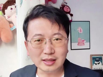 三下语文第一单元习作《我的植物朋友》如何写高分?
三年级语文下册第一单元习作,我的植物朋友,如何写出高分?土土老师教大家一个独家方法,一惊一吓法。悬念式开篇+吓一跳中间+感悟式结尾,保管你的作文让老师赞不绝口。你可以写家里养的植物,例如绿萝,多肉,仙人掌可以写户外常见的植物,例如桃花、柳树、樱花还可以写点特别的,例如草莓、蘑菇、蒲公英、野草我们用仙人掌为例。开篇设置悬念我家阳台住着一位 “小勇士”,他没有柔软的叶子,浑身长满尖尖的刺,却在去年最冷的冬天,忽然开了一朵金灿灿的花,你能猜到我的植物朋友到底是谁吗?你这么一写,是不是瞬间勾起了大家的兴趣?中间吓一跳,把它的外形、特点和故事依次写出来它刚来我们家,直接把我吓一跳。只见它圆滚滚的,穿着一身深绿色的衣裳,身上的刺整整齐齐地排着队,像一个个站岗的士兵。我用指尖轻轻碰了碰,硬硬的,尖尖的,吓得我赶紧缩回了手,心想着这个植物太霸道,又丑又不让人靠近。妈妈笑着说,仙人掌大都生活在沙漠里,这些刺是它的叶子,全靠它在干旱的地方保住水分,仙人掌才能傲然挺立。一开始我一点也不喜欢它,觉得它丑丑的,还扎人,总忘了给它浇水。去年暑假我们全家出去旅游,走了半个多月,回来的时候,阳台的绿萝蔫了,月季的叶子也黄了,只有它,还是挺着圆圆的身子,精神得很,骄傲的向我展示着它旺盛的生命力。从那以后,我再也不敢小瞧它了,每天放学都要去看看它,和他比比今天到底谁更神气。去年冬天最冷的那天,我忽然发现,它的头顶冒出了一个小小的花苞,嫩嫩的,黄黄的。没过几天,花苞就开了,金灿灿的花瓣层层叠叠,像一朵小小的莲花,凑近一闻,还有淡淡的清香。寒风从窗户缝里钻进来,它却顶着寒风,把花开得娇艳欲滴。结尾写感悟原来每一株植物,都有自己的力量。就像我的朋友仙人掌,它不张扬,不娇气,就算没人照顾,就算遇到严寒,也从来不会停下生长的脚步,还能盛开出鲜艳的花朵。谢谢你我的朋友,你教会了我要勇敢,要坚强,要默默努力,最终,我也会开出属于自己的芳华。
#语文#作文#教育#学习 #说书人土土 #作文