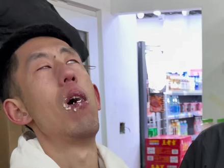 #搞笑#张小二 榴莲自助新吃法?1加1等于2?
